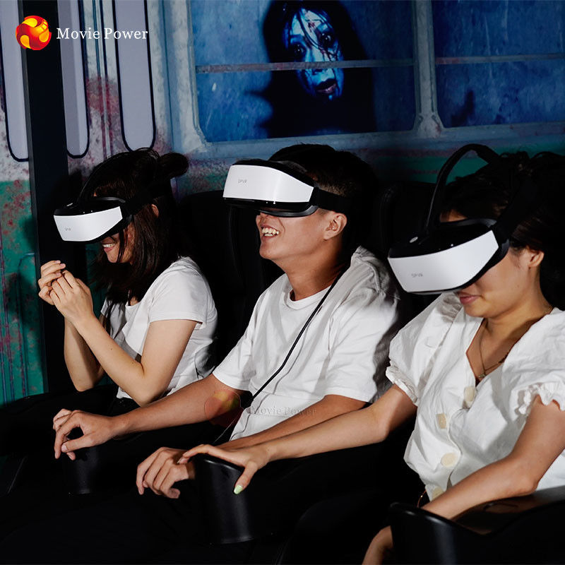 As crianças estacionam o assento de competência dinâmico do simulador do equipamento VR da sala de jogo