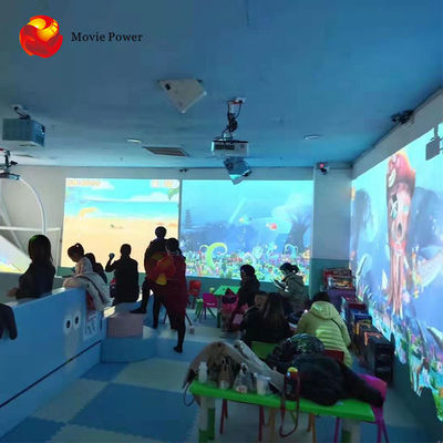 Batendo o jogo de bola interativo da projeção do campo de jogos 3d das crianças do jogo