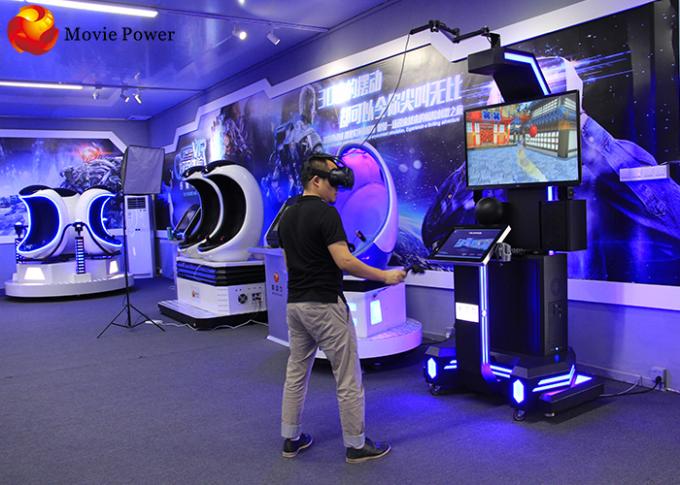 Mini simulador dos jogos do tiro que está o parque de diversões interno da plataforma ereta de HTC VR 0