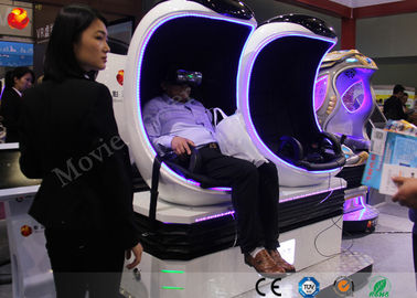 Os jogadores da montanha russa 2 do jogo de Vr do simulador da realidade virtual de assentos dobro para crianças estacionam